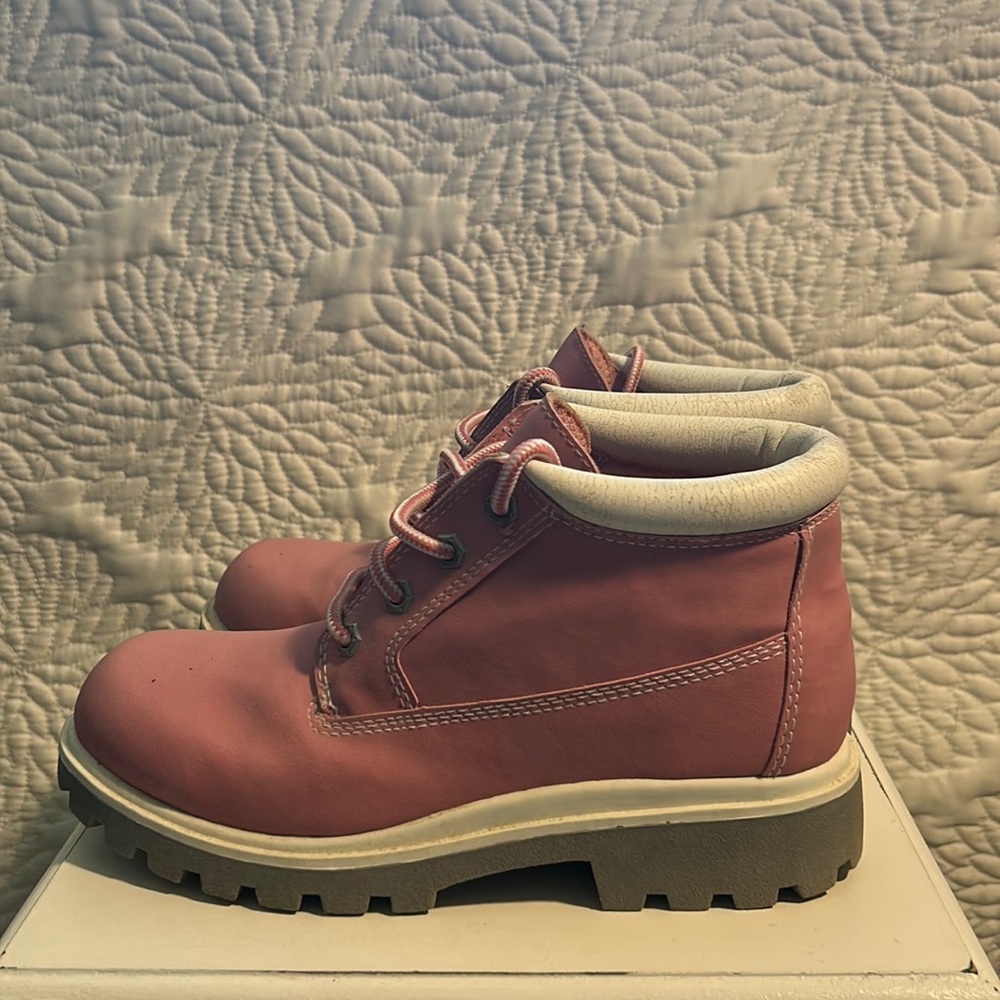 Route 66 Women’s Size 8.5 Rose Pink suede Boots w/white trim